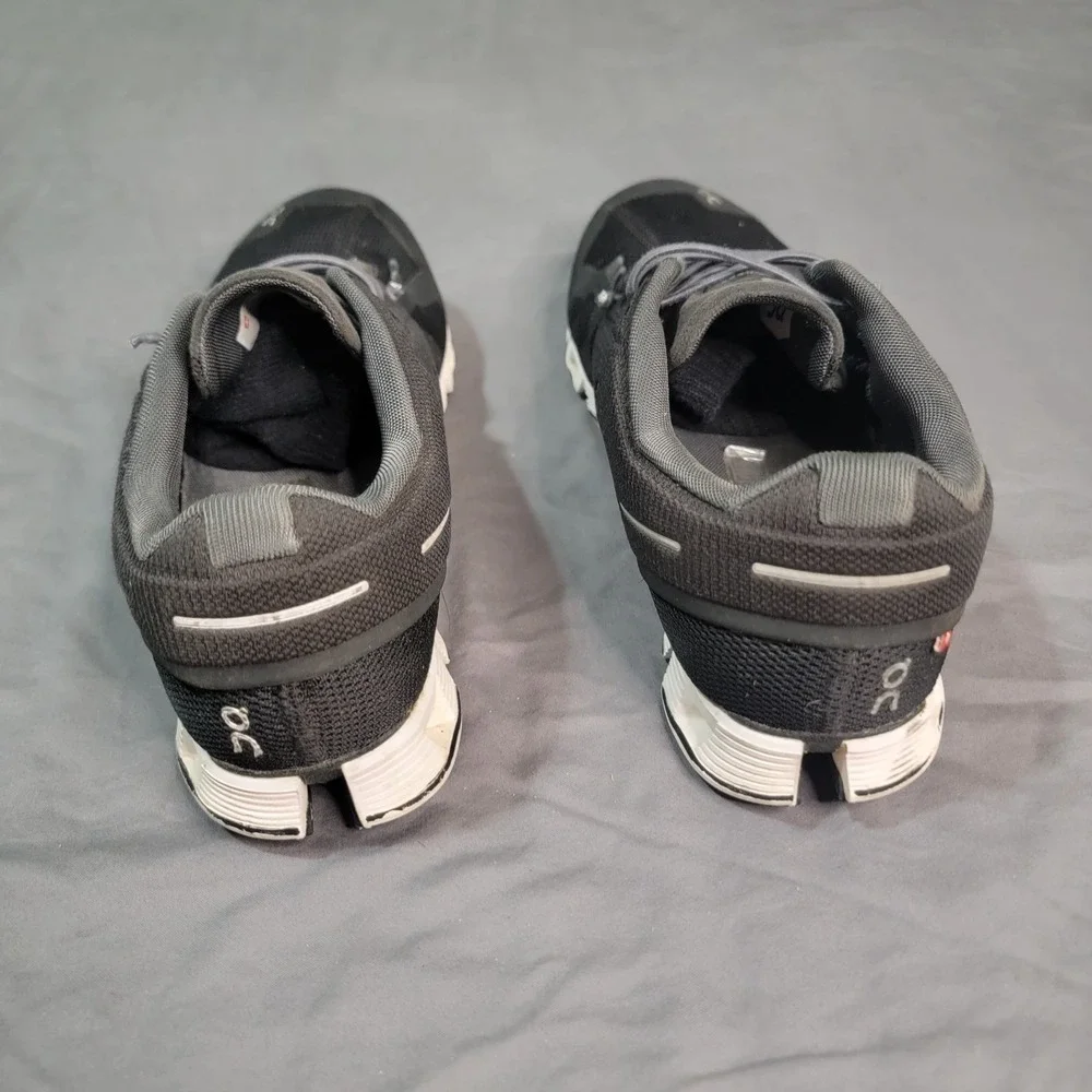 On Cloud 5 Women's Size 9 Black Athletic Running Shoes‎ Sneakers Comfort